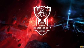 官方主持人余霜双语流利采访，获海外网友称赞“专业”。